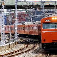 天満駅に進入する103系（2013年4月末）