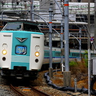 梅田貨物駅を通過する特急列車（2013年4月末）
