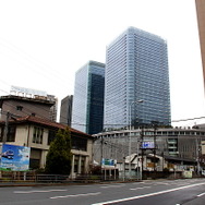 梅田貨物駅、その先のビルは建設中のグランフロント大阪（2013年2月）