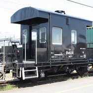 車掌車のヨ8000形。かつての貨物列車には必ずといっていいほど連結されていたが、貨物列車の車掌乗務が廃止されたため、現在はほとんど使用されていない。