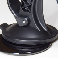 ダッシュボードに固定するときは付属の円盤をダッシュボードに貼り付け、その円盤に吸盤で固定する。