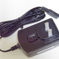 ACアダプタも付属しており、コンセントからの充電が可能だ。もちろんパソコンとUSB接続して充電することもできる。