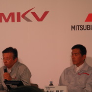生産面で日産との協業の成果を話す三菱自動車の相川哲郎常務（左）