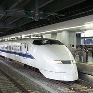 開業日（2003年10月1日）の東海道新幹線品川駅。当時運転されていた300系は2012年3月に営業運転を終了した。