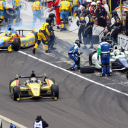 インディ500はピットレーンでも常に激戦が展開される。写真：IndyCar