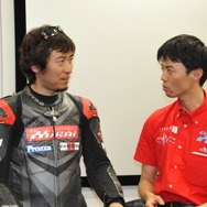 2013年3月に行われたTTレース参戦記者会見での松下ヨシナリ選手（左）とチーム代表岸本吉広MIRAI社長（右）