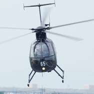 OH-6は小回りが効く機体だが、ベテランが操縦すると信じられないような動きを見せる。