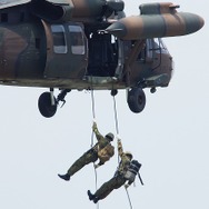 模擬戦闘訓練も実施。多用途ヘリコプター「UH-60」から降下する隊員。