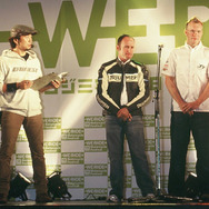 08年秋のバイクイベント「WERIDチャレンジ三宅島」に招かれたイアン・ロッカー氏（中）を迎える松下ヨシナリ氏（左）