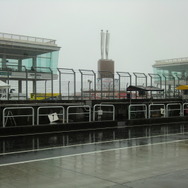 オートポリスは朝から雨に見舞われた。