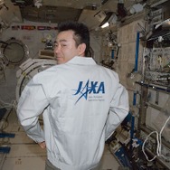 2012年11月17日に「きぼう」船内実験室で撮影された星出宇宙飛行士。kibo360°の各種案内は彼が努めてくれる。