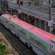 神戸からは日本海側を経由した方が距離も近いが、2002年10月にE3系輸送で接触トラブルを起こし、以後は首都圏経由となった。