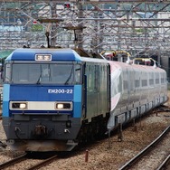 11時45分、府中本町駅を通過。新鶴見信号場（神奈川県川崎市）で牽引する機関車を付け替えている。
