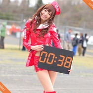 レースクイーンが時間をお知らせ…『サーキット時計』2013年度版登場