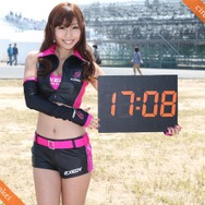 レースクイーンが時間をお知らせ…『サーキット時計』2013年度版登場