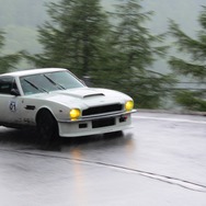 雨の中を走るアストンマーチン・V8