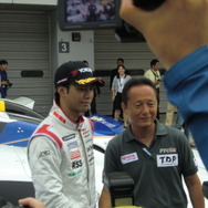 インタープロトシリーズの開幕戦、プロの部のレースを制した平川亮（左）と、シリーズ創始者である関谷正徳氏。