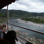 「清流しまんと号」からの四万十川の眺め。トロッコ列車は窓がなく、外気に直接触れながら川の流れを眺めることができる。