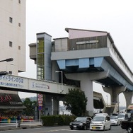 横浜新都市交通が運営する金沢シーサイドラインの終点・金沢八景駅。駅につながる歩道橋の部分に「シーサイドラインのりば」の文字が見える。10月1日からは社名も「横浜シーサイドライン」に変わる。