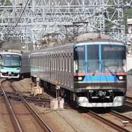 東急目黒線に乗り入れている都営地下鉄三田線6300形（右）と東京メトロ南北線9000系（左）。