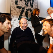 2012年に70歳の誕生日を祝われたフランク・ウィリアムズ（中央）