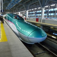 新青森駅で発車を待つ東北新幹線E5系「はやぶさ」。E5系も増備され、東京発着の「はやぶさ」は10.5往復に増える。