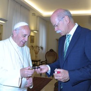 フランシスコ新ローマ教皇にキーを手渡すダイムラーのディーター・ツェッチェ会長