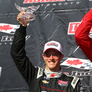2位はセバスチャン・ブルデー。表彰式ではトロフィー破損のアクシデントが。写真：IndyCar