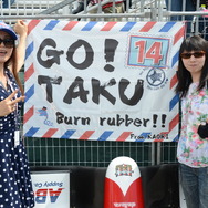 佐藤琢磨を応援するファンの姿はカナダ・トロントにも。写真：IndyCar