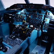 DC-9 Super81の操縦席。着座することもできる。フライトシミュレーターとして使われていたもので、機器配置は実際のものと同じ。