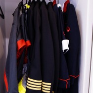 記念撮影コーナーでは素早く着用できる各種制服も用意。