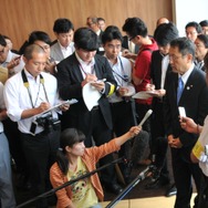 竣工式の後、記者団の質問に答える豊田章男社長