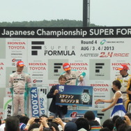 第4戦もてぎの表彰式には、往年のF1ドライバーで、日本の国内レースでも活躍したステファン・ヨハンソン氏が特別表彰プレゼンターとして登場。