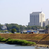 河川敷から見える豊川市役所と吉田城