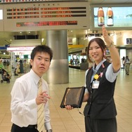 西鉄は9月1日から福岡（天神）駅など3駅にタブレット端末を活用した案内サービスを導入。多岐に渡るようになった駅での問い合わせ内容に対応する。