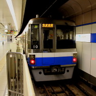 9割超の駅で業務を民間委託する方針を発表した福岡市交通局。写真は福岡空港駅に停車中の1000系。