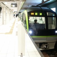 9割超の駅で業務を民間委託する方針を発表した福岡市交通局。七隈線の天神南駅ホームに停車中の3000系電車。