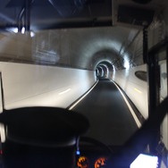 今回のダイヤ改正に合わせて使用を開始した専用道はトンネルが多い。写真は志津川～清水浜間の城陽山トンネル。