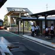 2012年8月の気仙沼線BRT開業当初から専用道が整備されていた陸前階上駅。鉄道時代のホームや跨線橋も残っている。
