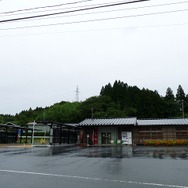 気仙沼線BRTの開業に合わせて改修された本吉駅の駅舎。4月からは専用道と一般道の結節点となり、BRTのホームが駅舎の脇に整備された。