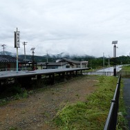 本吉駅の線路敷地には震災前まで使用していた鉄道ホームが残る。ホームの先に伸びる道路は4月から供用を開始した専用道。