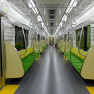 都営新宿線で運転を開始した新型車両、10-300形3次車。室内は白を基調とし、より明るい雰囲気に