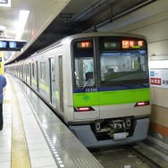 都営新宿線の終点・本八幡駅で発車を待つ笹塚行きの列車。当初の計画ではここで折り返さず、北千葉線に乗り入れて千葉ニュータウンまで運転されるはずだった。