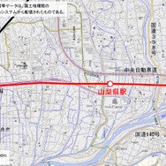 山梨県駅は甲府市の南部に建設。その先で身延線小井川駅と交差するものの、両線の連絡は図られない。