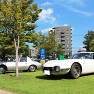 トヨタ・2000GT（右）とトヨタ・スポーツ800（左）