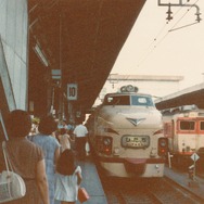 上野駅で発車を待つ、国鉄時代の特急『ひたち』（左、1982年頃）。今回のイベントでは旧国鉄色の485系も展示されるが、写真のボンネットタイプの先頭車は現存しないため、非ボンネット非貫通タイプの先頭車を組み込んだ編成が展示される。