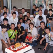 マーチ12SRのオーナーと開発者が、生誕10周年をお祝い（ケーキの帽子を被ってオーナー達と記念撮影する中島繁治氏）