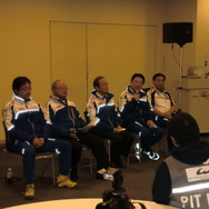 予選後のトヨタ首脳会見。左端が村田氏、右から2人目が木下氏。