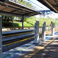 相鉄いずみ野線弥生台駅で10月27日から実証試験が始まった昇降バー式ホーム柵。写真は閉じた状態