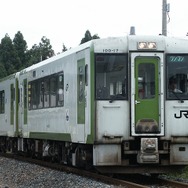 釜石線の列車はキハ100形気動車で運転されている。C58形蒸気機関車がけん引するSL列車『SL銀河鉄道』（仮称）の運転もまもなく開始される予定だ。